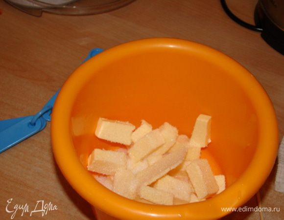 Сливочное масло (210 г) взбить с сахаром (30 г).