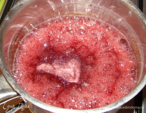 Поставить агар с соком на огонь, вскипятить.