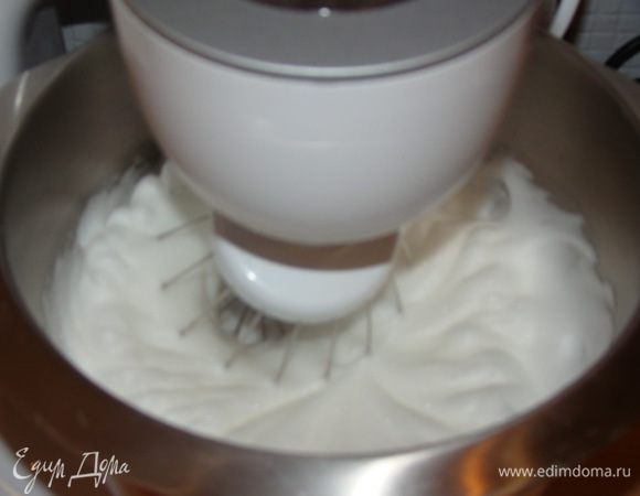 Взбиваем белки с лимонной кислотой до устойчивых пиков.