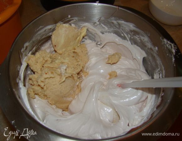 Добавляем масляный крем, лопаткой перемешиваем.