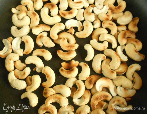 Орехи обжарить на сухой сковороде до золотисто-коричневого цвета, переложить с миску.






