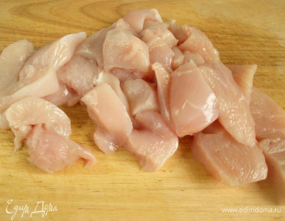 Куриное филе помыть, обсушить бумажным полотенцем и нарезать небольшими кусочками.