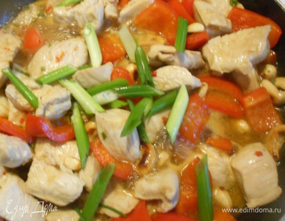 
Смешать по 2 ст.л. устричного и соевого соуса, щепотку сахара,крахмал, кешью, зелёный лук, переложить всё к мясу и обжаривать 2 мин.
Влить оставшийся соус, перемешать и снять с огня.