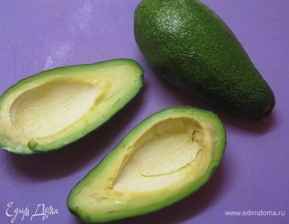 Авокадо вымыть, разрезать пополам, удалить косточки, очистить.