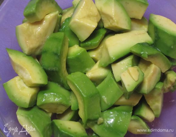 Мякоть нарезать и сбрызнуть соком лайма.