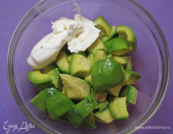 Мякоть авокадо с творожным кремом поместить  в блендер.