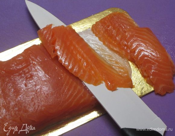 Форель нарезать ломтиками.