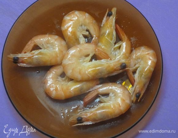 Креветки отварить.