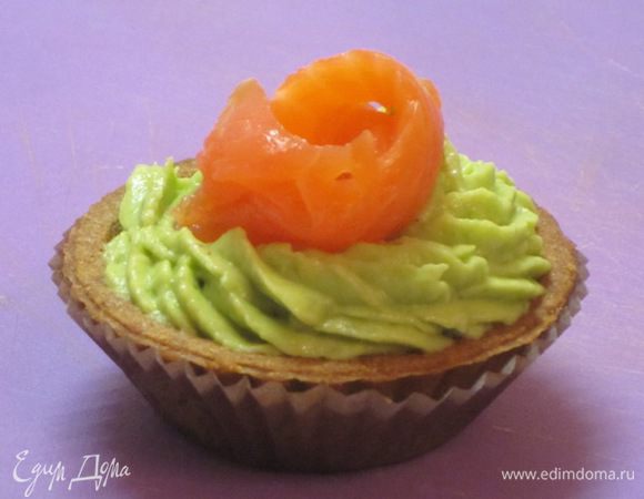 Получившийся крем из авокадо с помощью кондитерского шприца отсадить в тарталетки.