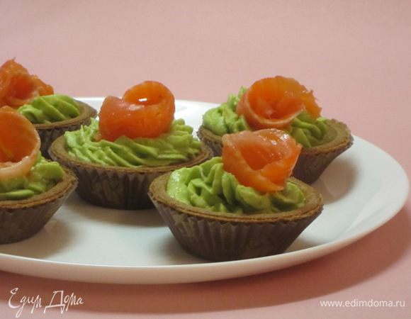 В каждую тарталетку добавить по ломтику форели и креветке. Сразу же подать на стол.