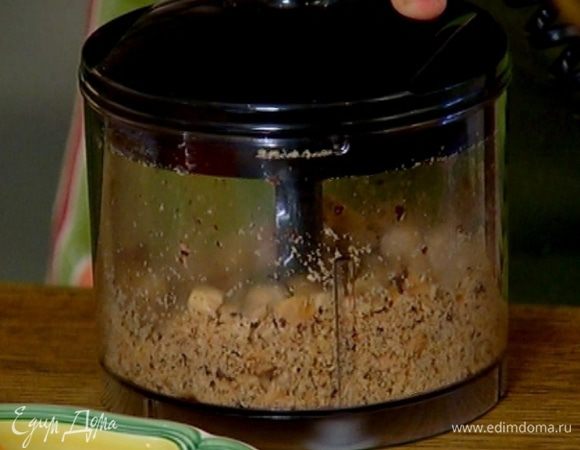 Фундук измельчить в блендере так, чтобы остались небольшие кусочки.