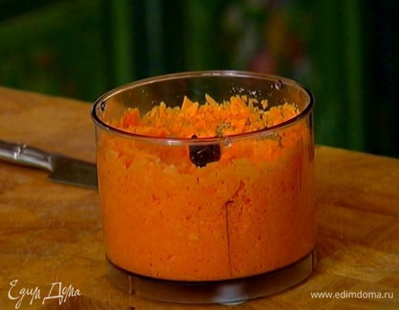 Тыкву очистить от кожуры, нарезать небольшими кусками и измельчить в блендере.