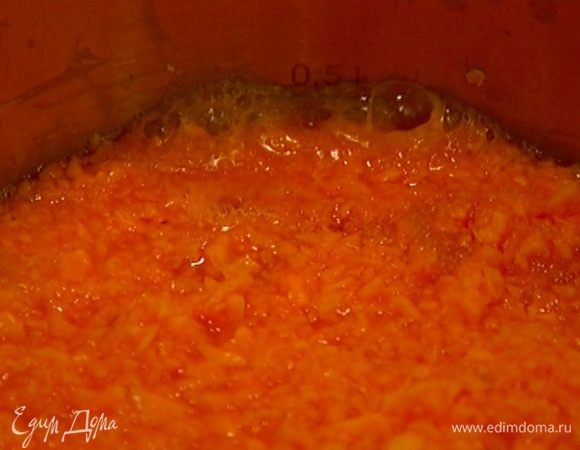 Измельченную тыкву переложить в небольшую кастрюлю, добавить 2 ст. ложки сахара, влить 50 мл воды и прогревать на небольшом огне 5–7 минут (тыква должна быть покрыта водой, но ни в коем случае не плавать в ней).