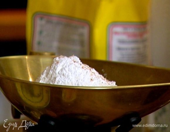 Муку перемешать с разрыхлителем, содой, солью и мускатным орехом.