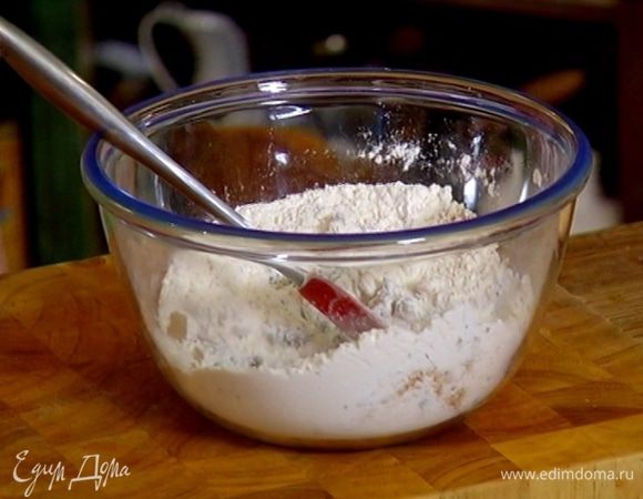 Орехи соединить с черносливом, всыпать муку с разрыхлителем и оставшийся сахар, все перемешать.