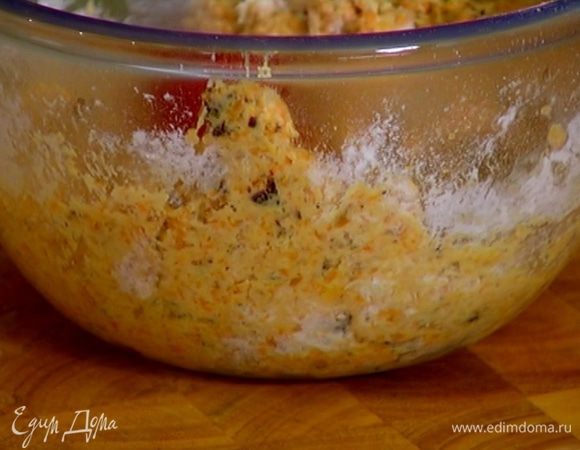 Добавить горячее тыквенное пюре, влить 80 мл оливкового масла и еще раз перемешать.