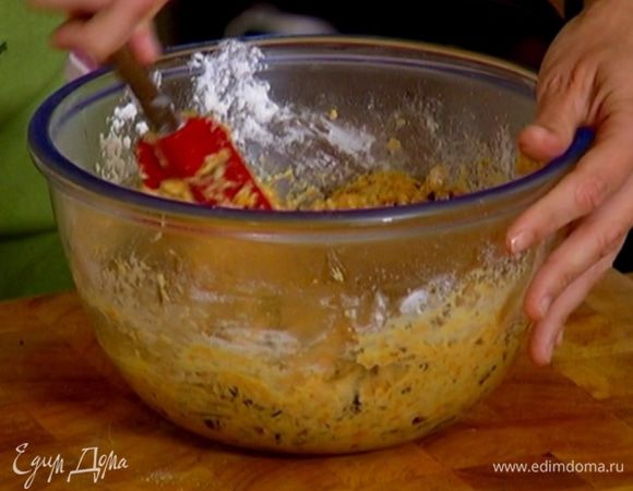 Ввести яйцо и вымешать тесто.