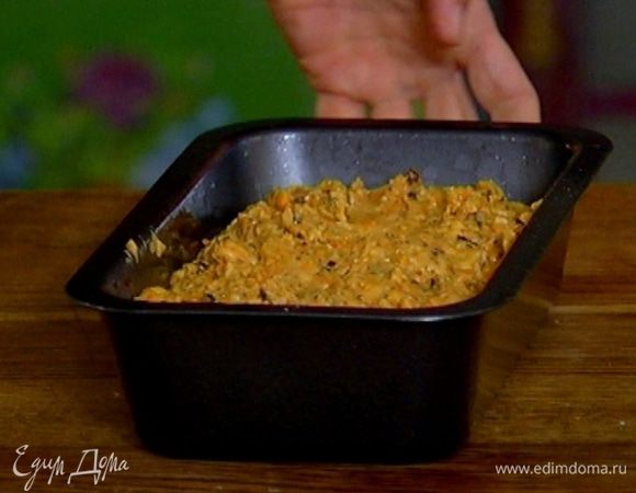 Прямоугольную форму для выпечки смазать оставшимся оливковым маслом, выложить тесто, разровнять его и выпекать в разогретой духовке 40 минут.