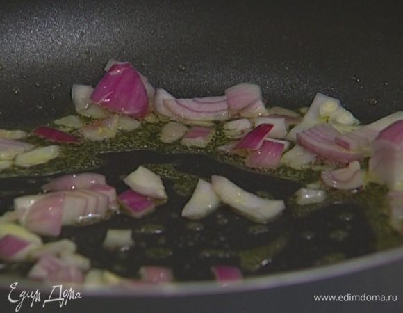 В сковороду, где жарилось мясо, добавить оставшееся сливочное масло и  обжаривать измельченные овощи на небольшом огне в течение 10 минут.