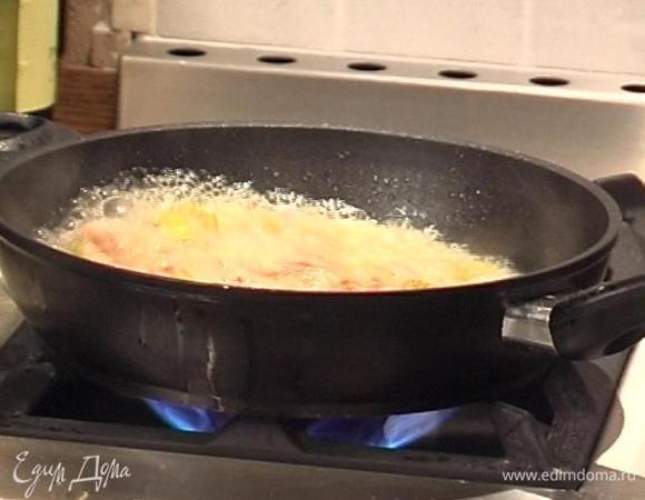 Влить к овощам вино, увеличить огонь и дать алкоголю выпариться.