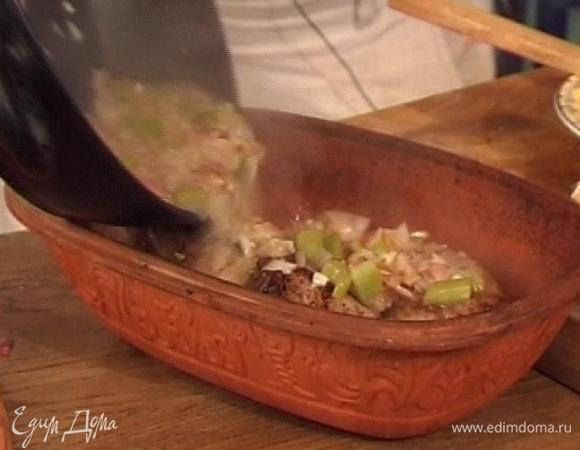 Переложить овощи в винном соусе в посуду с мясом, накрыть крышкой и запекать в разогретой духовке не менее двух часов.