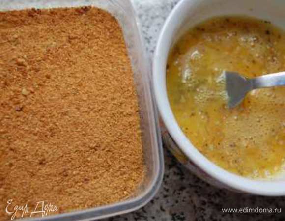 Для панировки приготовить сухари (лучше домашние).   В отдельной тарелке взбить 1 яйцо + соль, перц, зерновая горчица.
