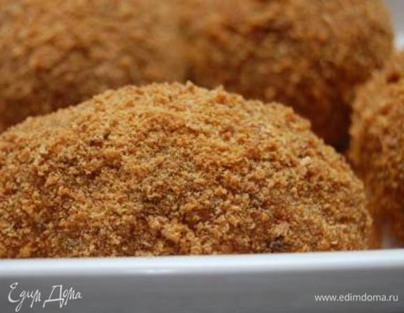 Каждую котлету обмакнуть во взбитое яйцо, затем в сухари. Выложить в жаропрочную форму, присыпанную сухарями. Выпекать в предварительно разогретой до 180 С духовке 30 минут. 
