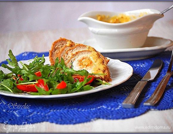 Сервировка: яйца по-шотландски нарезать кольцами, полить соусом. Подавать с салатом. Мне было очень вкусно с рукколой. Муж ел с овощным салатом и картофельным пюре.  Приятного аппетита! 