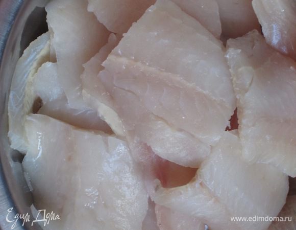 Рыбное филе разрезать на кусочки.