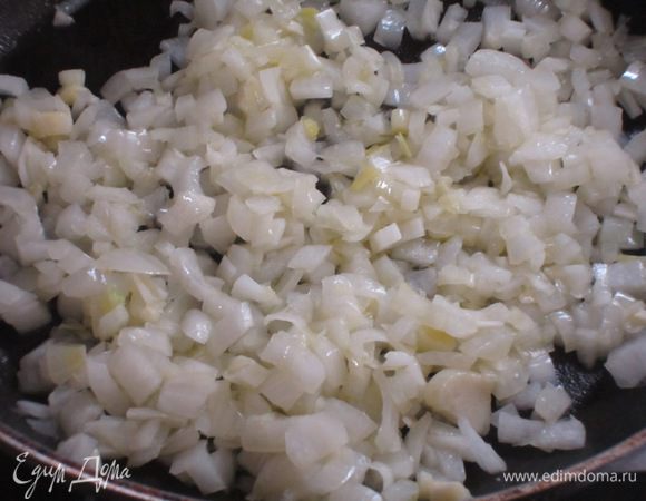 Репчатый лук и чеснок порубить и пассеровать до прозрачности в оливковом масле.