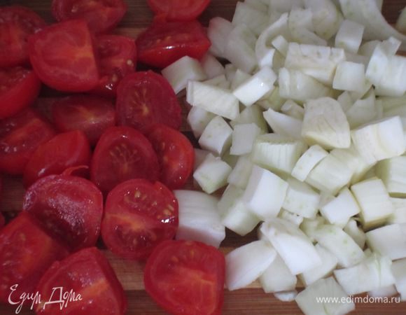 Помидоры разрезать пополам, фенхель -кубиками, оливки-колечками.