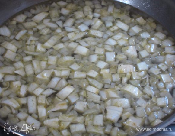 Добавить к луку фенхель, влить бульон и тушить на среднем огне 20 минут.