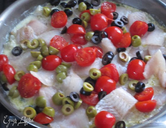 Добавить карри, йогурт, помидоры,оливки, рыбу, измельчённую зелень, посолить, поперчить и томить под крышкой 15 минут.