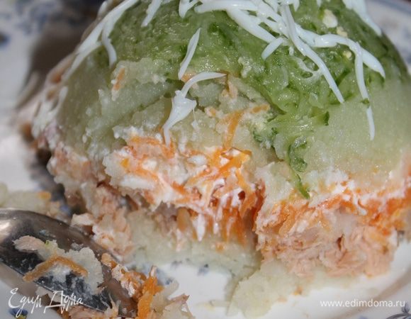 1 слой огурец натераем
2 слой картошка сверху чуток сметаны и так каждый слой по чучуть
3 слой морковка + сметана
4 слой рыба + сметана
5 морковка + сметана
6 слой картошка 

все оставляем на некоторое время ,чтобы пропиталось, потом переворачиваем в тарелку, осторожно поднимаем пиалу и сверху трем яичко.

