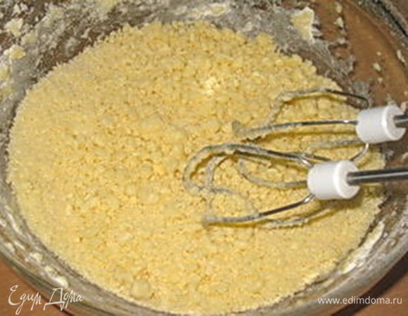 Сначала приготовить тесто.
Для это в глубокую миску сложить 280 г муки, 2 яйца, 180 г размягченного сливочного масла, 80 г сахара и щепотку соли.
Смешать при помощи миксера (на самой маленькой скорости) до состояния крошки.