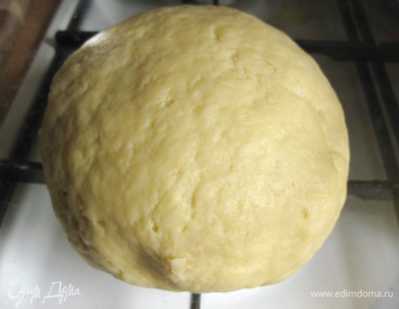 Затем быстро вымесить тесто и скатать в шар, завернуть в пленку и убрать в холодильник на 30 минут.