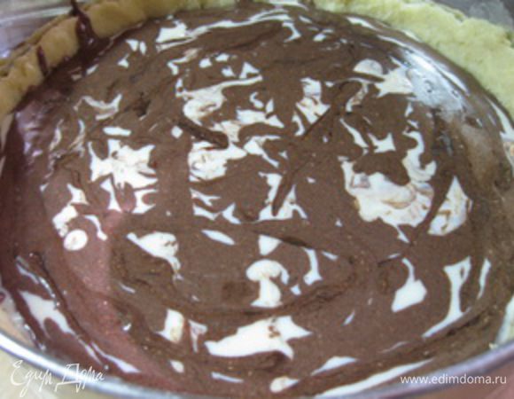 Поочередно, при помощи ложки, вылить на тесто белую и темную начинку (делать это нужно хаотичными движениями, чтобы ваши начинки как бы переплетались загадочным узором друг с другом). 