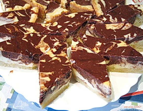 Выпекать в разогретой до 180оС духовке 40 минут.
Пирог остудить, не вынимая из формы, а затем нарезать порционными кусочками.
Также можно добавить в этот пирог немного свежих или консервированных фруктов, выложив их кусочками на тесто перед тем как заливать начинкой.
