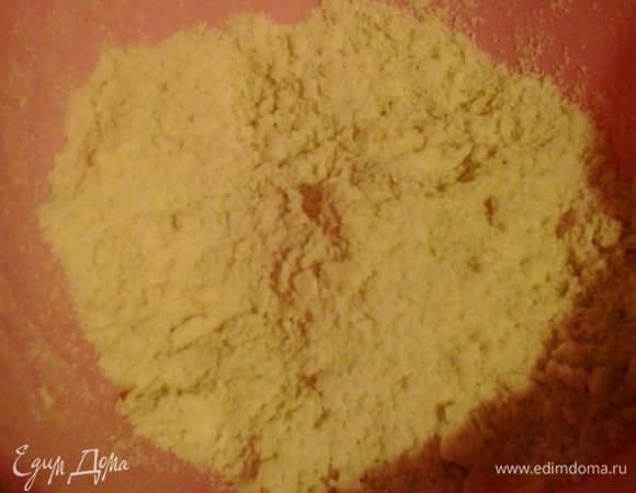 Для начала приготовим тесто. Муку растираем в крошку со сливочным маслом.