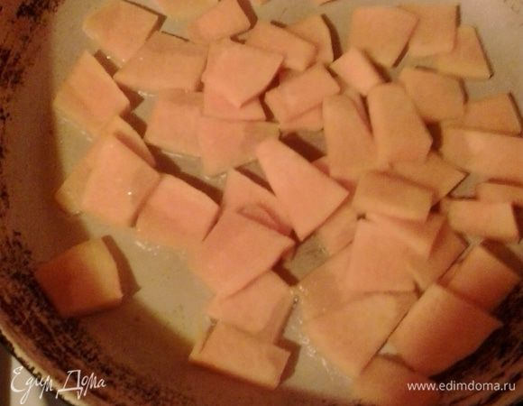 Тыкву нарезаем тонкими пластинами и слегка обжариваем на оливковом масле.