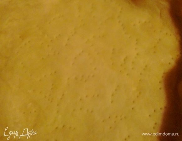 Готовое тесто раскатываем, выкладываем в предварительно смазанную сливочным маслом форму (у меня силиконовая), накалываем вилкой, отправляем в холодильник на 10 минут. Затем достаем форму и ставим в духовку на 7-10 минут, температура 180°С.