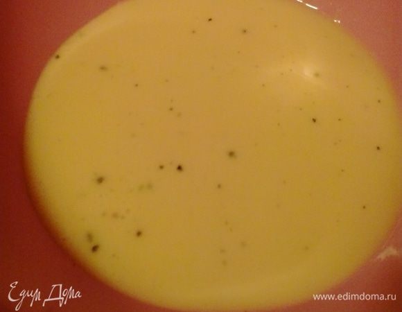 В миску выливаем сливки, добавляем к ним соль, перец свежемолотый и оставшиеся 2 яйца. Все хорошенько взбиваем.