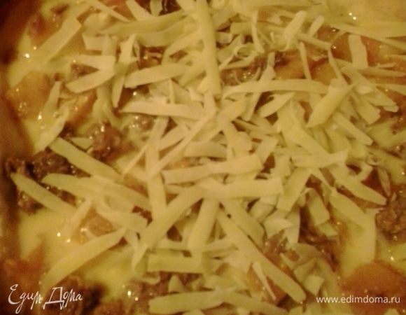 Посыпаем тертым сыром. Отправляем снова в духовку на 20 минут.