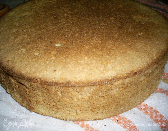 Для начала нам понадобится испечь классический бисквит. Я рекомендую постараться выбрать форму, диаметр которой совпадает с диаметром вафельных коржей, которые мы будем использовать при выпекании безе. У меня коржи были диаметром примерно 23 см, я взяла форму такого диаметра и соответственно пересчитала на нее количество ингредиентов. Для формы диаметром 23 см нам понадобится 5 яиц, и по 170 грамм сахара и муки. Далее все по рецепту http://www.edimdoma.ru/retsepty/44825-klassicheskiy-biskvit-gotovim-v-domashnih-usloviyah.