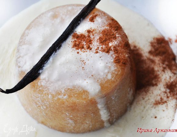 Взбить немного оставшиеся сливки с оставшимся сахаром (можно взять сах. пудру). Опустить формочки с панна коттой в горячую воду и аккуратно перевернуть на блюдо. Полить сливками и посыпать оставшейся корицей.