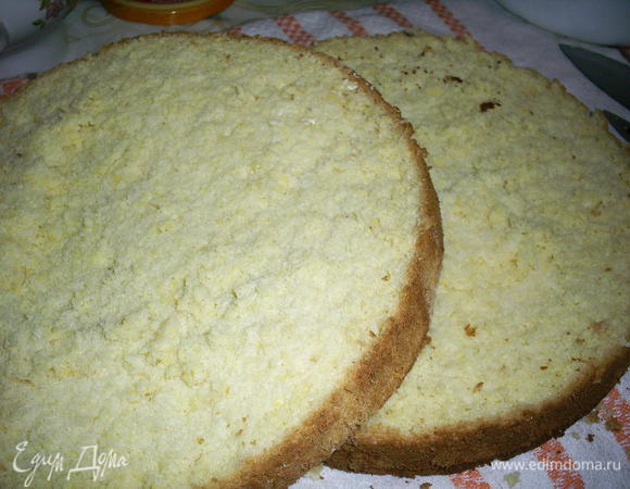 Даем готовому бисквиту остыть и разрезаем на два коржа. Если вы любите торты влажные, то рекомендую коржи пропитать сиропом с алкоголем. Я люблю тортики сухие и бисквит не пропитывала.