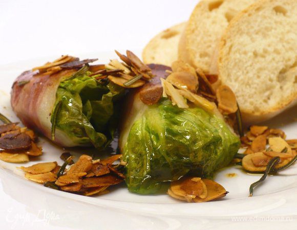 Сервируем салат в шубке с чиабаттой, посыпаем зажаркой из миндальных лепестков и чеснока. Приятного новогоднего аппетита!