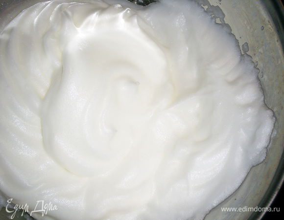 Для безе нам понадобится два белка, 150 г сахара и стакан обжаренных измельченных орехов. Вы можете взять свои любимые, у меня была смесь грецких орехов, миндаля и фундука. Не пытайтесь измельчить орехи в пыль - вкусно, когда в торте попадаются крупные кусочки орехов.
Белки взбиваем в идеально сухой и чистой посуде до устойчивых пиков. При переворачивании емкости белки не должны выпадать.