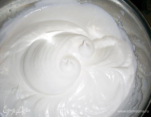 Постепенно в несколько приемов, не прекращая взбивать, всыпаем сахар с ванилином. Вновь взбиваем до устойчивых пиков. У нас должна получиться гладкая блестящая масса.