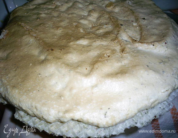 Сушим наше безе примерно час в теплой духовке, у меня сохло при 120°С чуть больше часа. Ориентируйтесь по своей духовке.